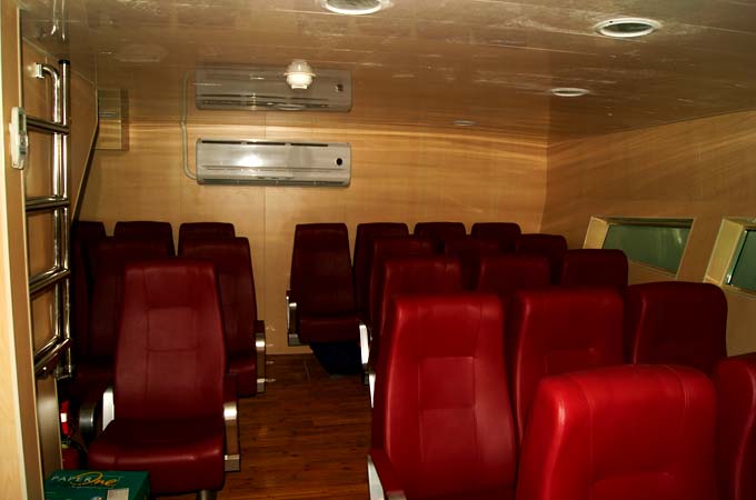Wnętrze łodzi pasażerskiej rządu Palau