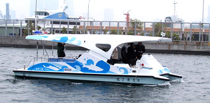قارب يعمل بالطاقة الشمسية